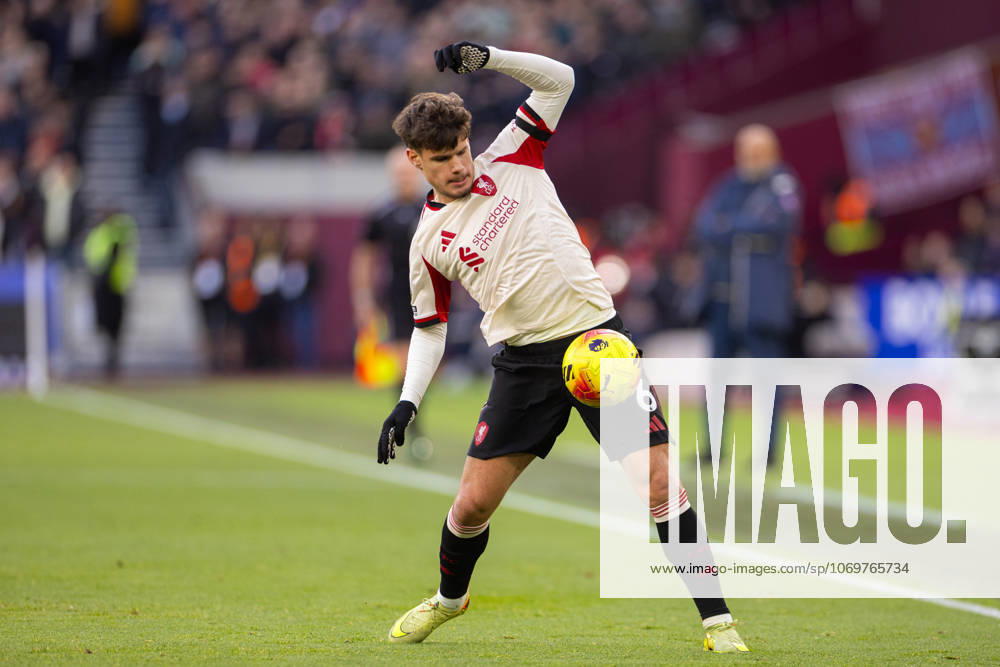 Football - FA Premier League - West Ham United FC v Liverpool FC LONDON, ENGLAND - Sunday, November 30, 2025: Liverpool s Milos Kerkez during the FA Premier League match between West Ham United FC and Liverpool FC at the London Stadium. (Photo by David Rawcliffe Propaganda) LONDON London Stadium GREATER LONDON ENGLAND