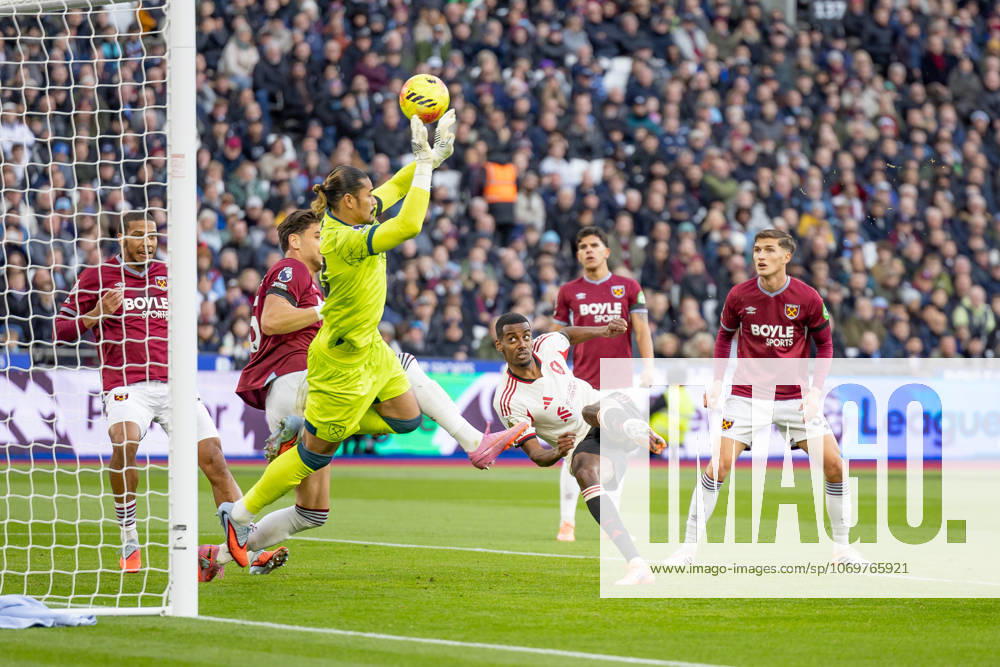 West Ham United v Liverpool FC, Premier League, Football, The London Stadium, London, UK - 30 Nov 2025 Goalkeeper Lukasz Fabianski of West Ham United intercepts a goal attempt by Alexander Isak of Liverpool FC London The London Stadium Stratford GBR, UK NEWSPAPERS OUT
