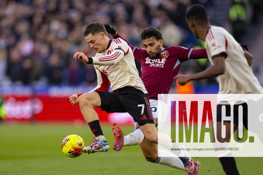 Football - FA Premier League - West Ham United FC v Liverpool FC LONDON, ENGLAND - Sunday, November 30, 2025: Liverpool s Florian Wirtz challis challenged by West Ham United s Lucas Paqueta during the FA Premier League match between West Ham United FC and Liverpool FC at the London Stadium. (Photo by David Rawcliffe Propaganda) LONDON London Stadium GREATER LONDON ENGLAND