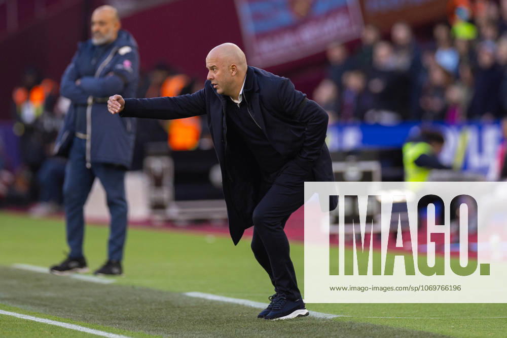 Football - FA Premier League - West Ham United FC v Liverpool FC LONDON, ENGLAND - Sunday, November 30, 2025: Liverpool s head coach Arne Slot during the FA Premier League match between West Ham United FC and Liverpool FC at the London Stadium. (Photo by David Rawcliffe Propaganda) LONDON London Stadium GREATER LONDON ENGLAND