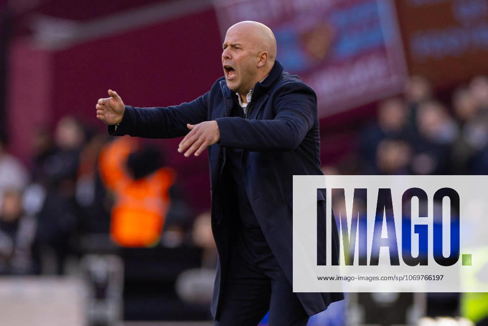 Football - FA Premier League - West Ham United FC v Liverpool FC LONDON, ENGLAND - Sunday, November 30, 2025: Liverpool s head coach Arne Slot during the FA Premier League match between West Ham United FC and Liverpool FC at the London Stadium. (Photo by David Rawcliffe Propaganda) LONDON London Stadium GREATER LONDON ENGLAND