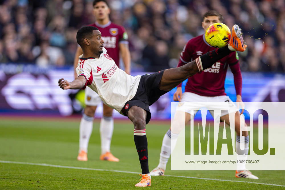 Football - FA Premier League - West Ham United FC v Liverpool FC LONDON, ENGLAND - Sunday, November 30, 2025: Liverpool s Alexander Isak with an attempt on goal during the FA Premier League match between West Ham United FC and Liverpool FC at the London Stadium. (Photo by David Rawcliffe Propaganda) LONDON London Stadium GREATER LONDON ENGLAND
