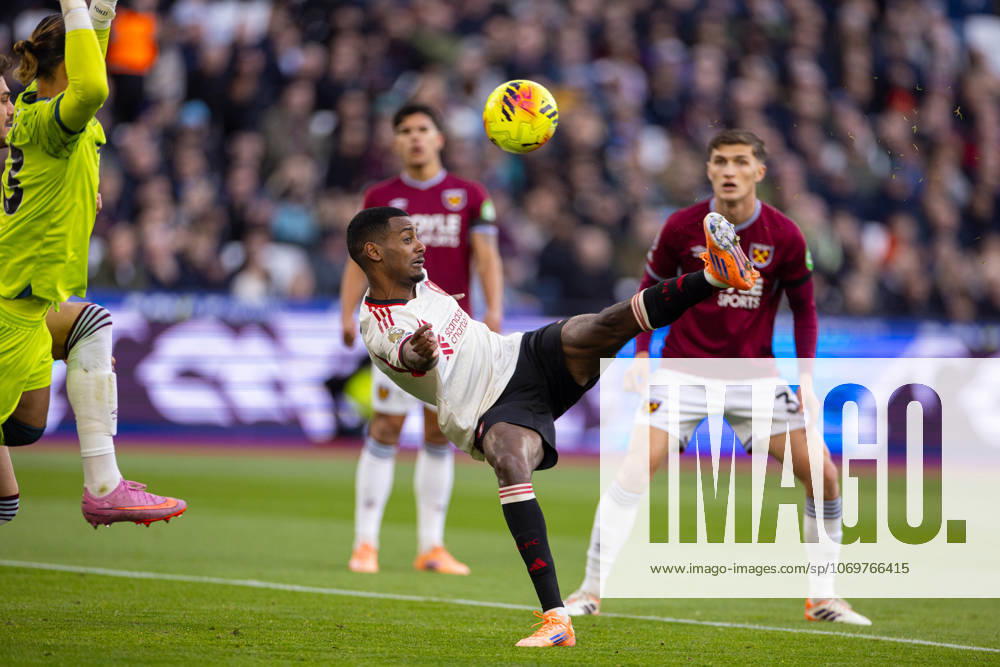 Football - FA Premier League - West Ham United FC v Liverpool FC LONDON, ENGLAND - Sunday, November 30, 2025: Liverpool s Alexander Isak with an attempt on goal during the FA Premier League match between West Ham United FC and Liverpool FC at the London Stadium. (Photo by David Rawcliffe Propaganda) LONDON London Stadium GREATER LONDON ENGLAND