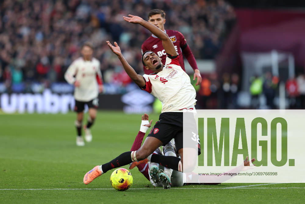 West Ham United gegen Liverpool 30. November 2025 London Premier League Fußball West Ham United gegen Liverpool FC Ryan Gravenberch von Liverpool wird von Soungoutou Magassa von West Ham United angegriffen Foto von Mark Leech London UK