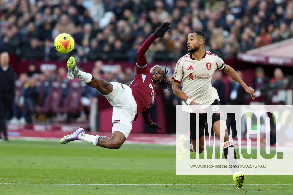West Ham United gegen Liverpool 30. November 2025 London Premier League Fußball West Ham United gegen Liverpool FC Aaron Wan Bissaka von West Ham United streckt sich, um den Ball von Cody Gakpo von Liverpool zu erobern Foto