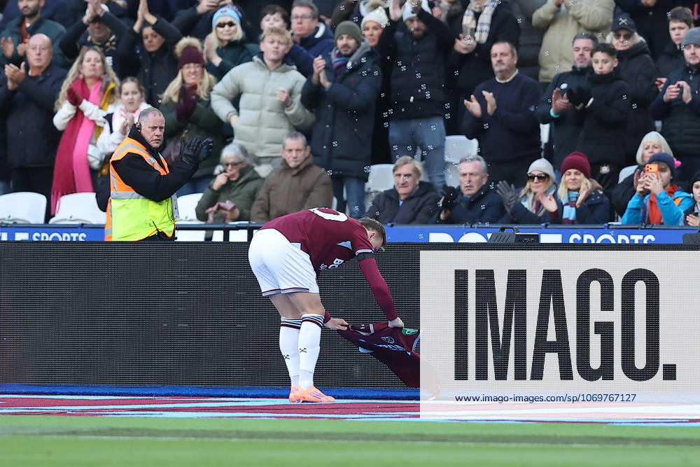 30th November 2025; London Stadium, London, England; Premier League Football, West Ham United versus Liverpool; West Ham United captain Jarrod Bowen placing a Bonds 4 shirt on the touchline just before the start of the match in memory of Billy Bonds KatiexChan