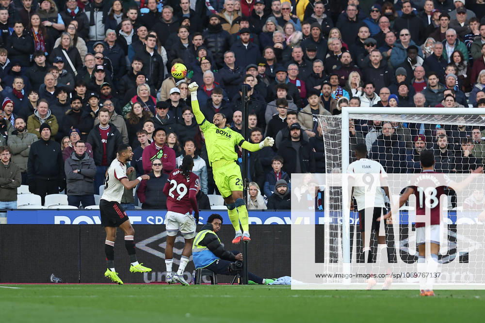 30th November 2025; London Stadium, London, England; Premier League Football, West Ham United versus Liverpool; goalkeeper Alphonse Areola of West Ham United punches clear KatiexChan