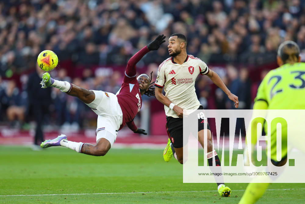 Aaron Wan-Bissaka of West Ham United clears the ball from Cody Gakpo of Liverpool during the Premier League match between West Ham United and Liverpool at London Stadium in London, England (Photo by Alexander Canillas Sports Press Photo)
