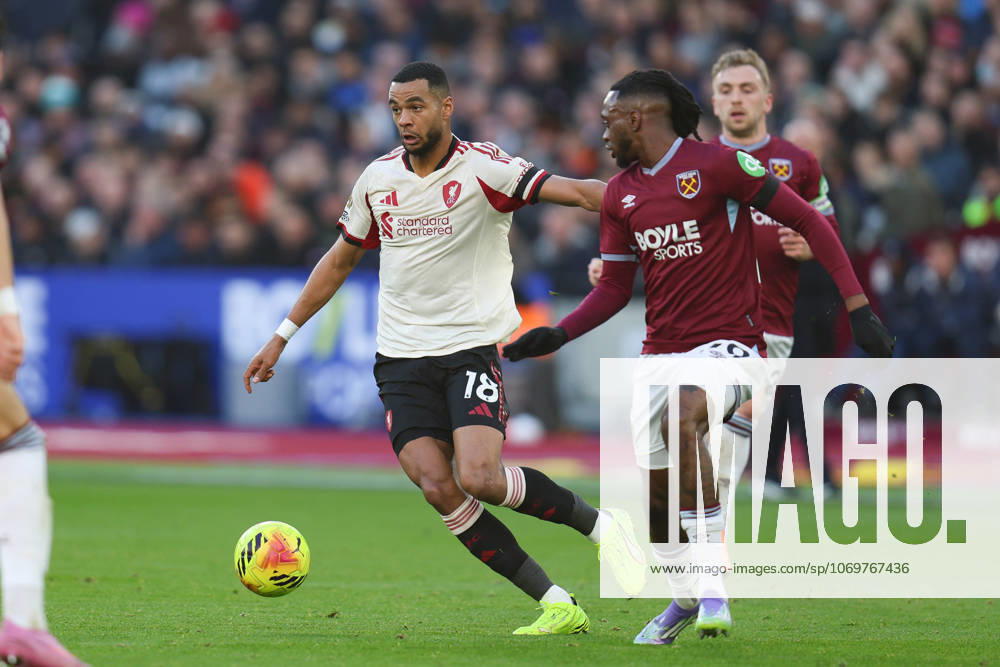 Cody Gakpo of Liverpool receives pressure from Aaron Wan-Bissaka of West Ham United during the Premier League match between West Ham United and Liverpool at London Stadium in London, England (Photo by Alexander Canillas Sports Press Photo)