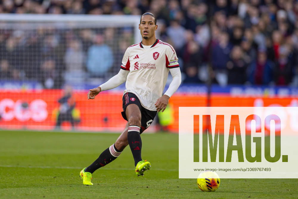 Football - FA Premier League - West Ham United FC v Liverpool FC LONDON, ENGLAND - Sunday, November 30, 2025: Liverpool s captain Virgil van Dijk during the FA Premier League match between West Ham United FC and Liverpool FC at the London Stadium. (Photo by David Rawcliffe Propaganda) LONDON London Stadium GREATER LONDON ENGLAND