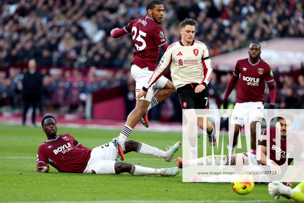West Ham United gegen Liverpool 30. November 2025 London Premier League Fußball West Ham United gegen Liverpool FC Florian Richard Wirtz von Liverpool sieht seinen Schuss gerettet Foto von Mark Leech London UK