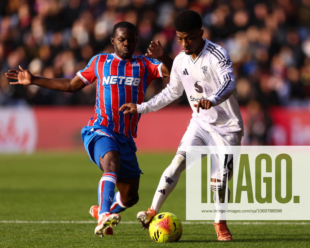 Crystal Palace gegen Manchester United 30. November 2025, London Premier League Fußball Crystal Palace gegen Manchester United Amad Diallo von Manchester United und Tyrick Mitchell von Crystal Palace Foto Jacques Feeney Abseits London UK