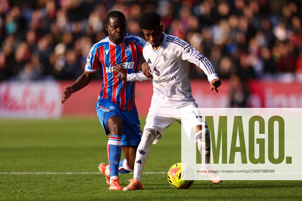 Crystal Palace gegen Manchester United 30. November 2025, London Premier League Fußball Crystal Palace gegen Manchester United Amad Diallo von Manchester United und Tyrick Mitchell von Crystal Palace Foto Jacques Feeney Abseits London UK