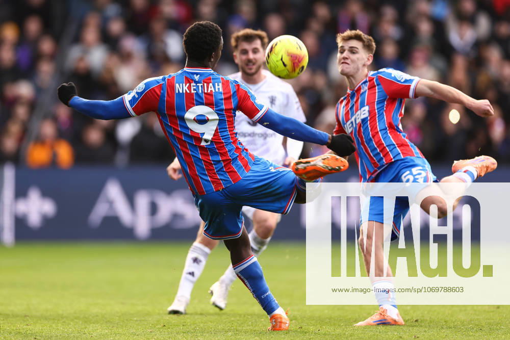 Crystal Palace gegen Manchester United 30. November 2025, London Premier League Fußball Crystal Palace gegen Manchester United Eddie Nketiah von Crystal Palace und Justin Devenny von Crystal Palace versuchen beide, den Ball zu versenken Foto Jacques Feeney Abseits London UK