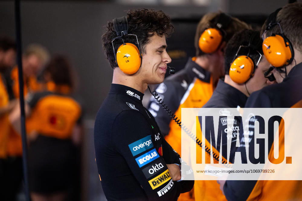 Lando Norris McLaren Formula 1 Team, Great Britain, 04 in the pit garage with his team, QTR, Formula 1 World Championship, Qatar Grand Prix, Lusail International Circuit, Race, 30 11 2025 QTR, Formula 1 World Championship, Qatar Grand Prix, Lusail International Circuit, Race, 30 11 2025 Lusail