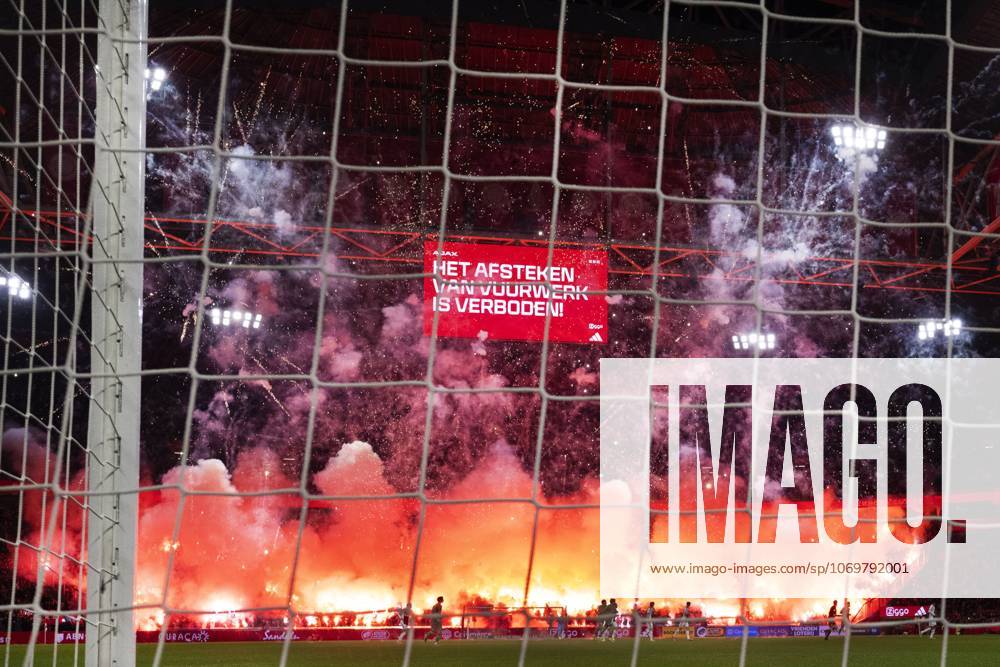AMSTERDAM - Players walk off the field due to fireworks during the Dutch Eredivisie match between AFC Ajax and FC Groningen at the Johan Cruijff ArenA on November 30, 2025, in Amsterdam, Netherlands. ANP OLAF KRAAK Eredivisie 2025-2026 ANPxSportx IVx 543511313 originalFilename: 543511313