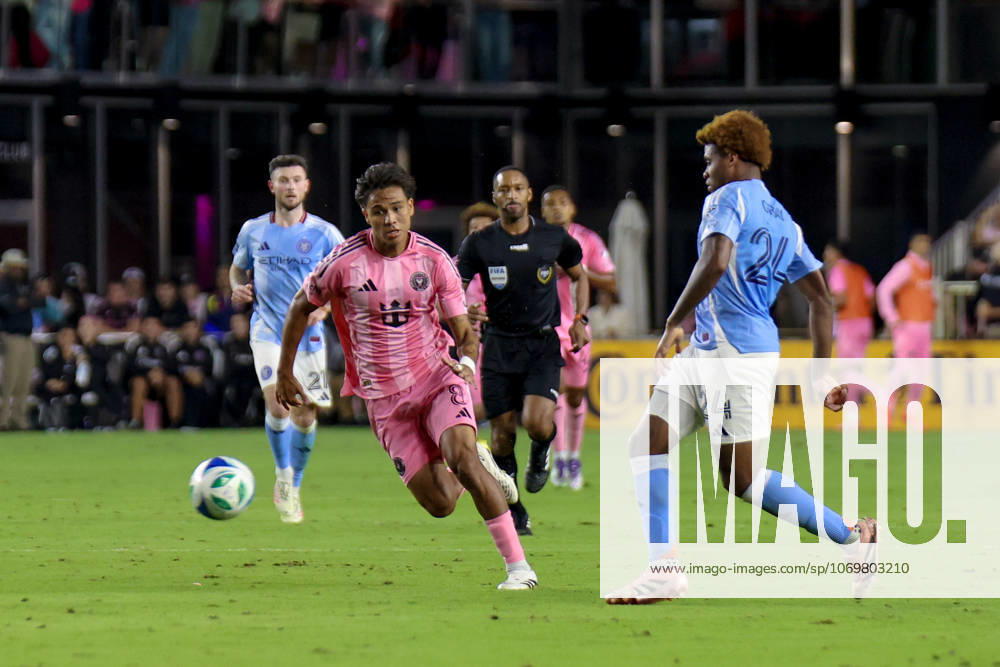 FT. LAUDERDALE, FL - NOVEMBER 29: Inter Miami midfielder Telasco Segovia (8) and New York City defender Tayvon Gray (24) battle for the ball in the second half during a MLS, Fussball Herren, USA Cup Playoffs match between Inter Miami CF and New York City FC at Chase Stadium on November 29, 2025 in Fort Lauderdale, Florida. (Photo by Chris Arjoon Icon Sportswire) SOCCER: NOV 29 MLS Cup Playoffs Inter Miami CF vs NYC FC Icon25112900154