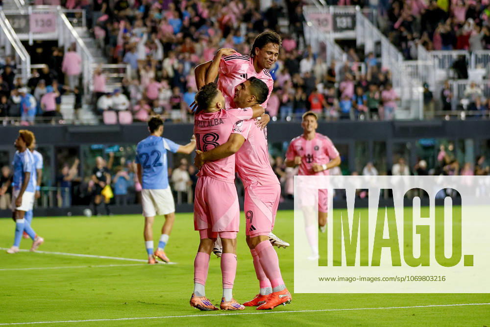 FT. LAUDERDALE, FL - NOVEMBER 29: Inter Miami midfielder Telasco Segovia (8) celebrates his goal with Inter Miami forward Luis Suarez (9) and Inter Miami defender Jordi Alba (18) in the second half during the MLS, Fussball Herren, USA Eastern Conference finals match between Inter Miami CF and New York City FC at Chase Stadium on November 29, 2025 in Fort Lauderdale, Florida. (Photo by Chris Arjoon Icon Sportswire) SOCCER: NOV 29 MLS Cup Playoffs Inter Miami CF vs NYC FC Icon25112900160