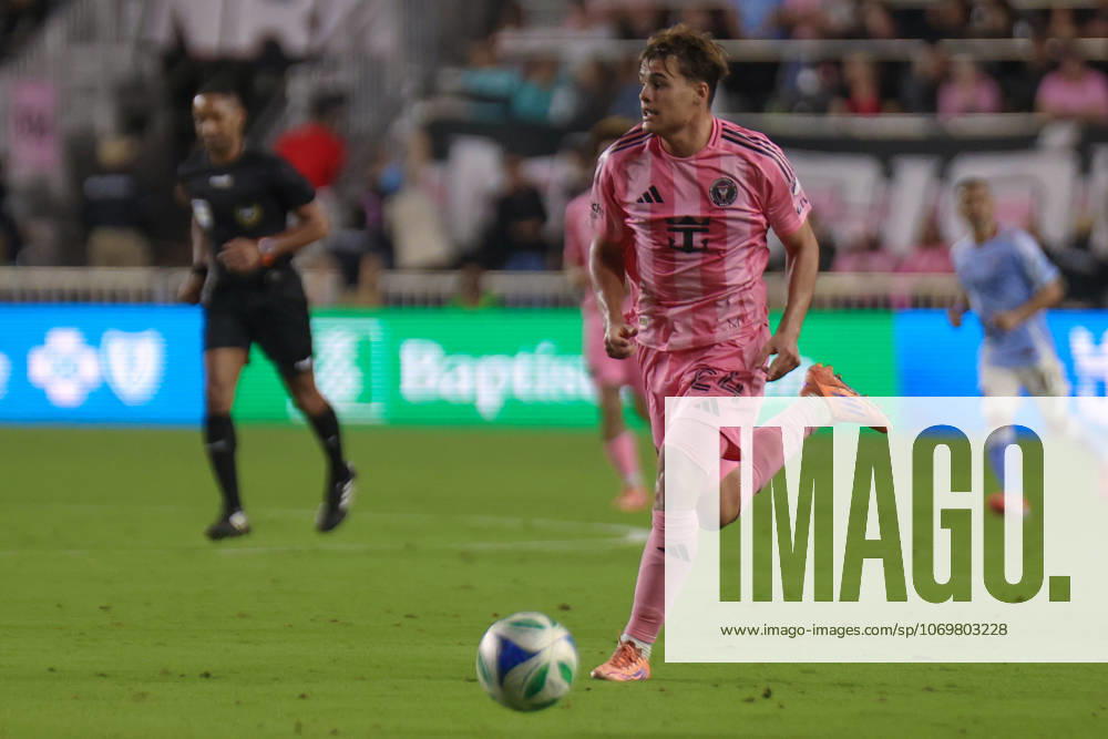 FT. LAUDERDALE, FL - NOVEMBER 29: Inter Miami forward Mateo Silvetti (24) controls the ball in the second half during a MLS, Fussball Herren, USA Cup Playoffs match between Inter Miami CF and New York City FC at Chase Stadium on November 29, 2025 in Fort Lauderdale, Florida. (Photo by Chris Arjoon Icon Sportswire) SOCCER: NOV 29 MLS Cup Playoffs Inter Miami CF vs NYC FC Icon25112900144