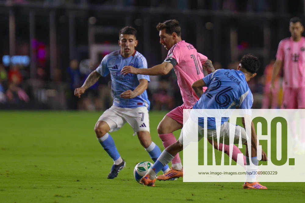 FT. LAUDERDALE, FL - NOVEMBER 29: Inter Miami forward Lionel Messi (10) controls the ball as New York City forward Agustin Ojeda (26) defends in the second half during a MLS, Fussball Herren, USA Cup Playoffs match between Inter Miami CF and New York City FC at Chase Stadium on November 29, 2025 in Fort Lauderdale, Florida. (Photo by Chris Arjoon Icon Sportswire) SOCCER: NOV 29 MLS Cup Playoffs Inter Miami CF vs NYC FC Icon25112900145