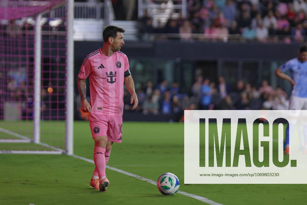 FT. LAUDERDALE, FL - NOVEMBER 29: Inter Miami forward Lionel Messi (10) looks on in the second half during a MLS, Fussball Herren, USA Cup Playoffs match between Inter Miami CF and New York City FC at Chase Stadium on November 29, 2025 in Fort Lauderdale, Florida. (Photo by Chris Arjoon Icon Sportswire) SOCCER: NOV 29 MLS Cup Playoffs Inter Miami CF vs NYC FC Icon25112900146