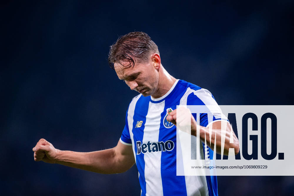 FC Porto v GD Estoril Praia - Primeira Liga Luuk de Jong from FC Porto celebrates the game win during the Liga Portugal Betclic match between FC Porto and Estoril Praia at Estadio do Dragao in Porto, Portugal, on November 30, 2025. Porto Porto Portugal