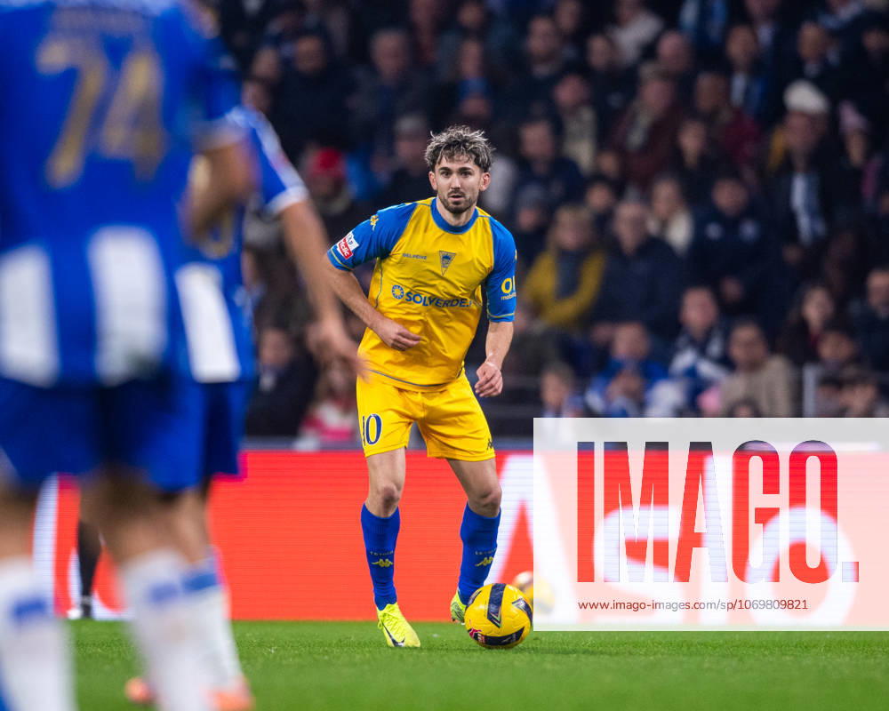 FC Porto v GD Estoril Praia - Primeira Liga Jordan Holsgrove from Estoril Praia is seen in action during the Liga Portugal Betclic match between FC Porto and Estoril Praia at Estadio do Dragao in Porto, Portugal, on November 30, 2025. Porto Porto Portugal