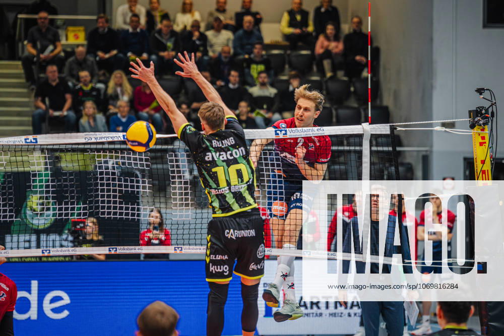 Volleyball men Zoi DVV Cup 2025 26 Quarter-finals Helios Grizzlys Giesen vs SVG Lüneburg 26 11 2025 Daniel Gruvaeus 2 SVG Lüneburg against the Block from Jan Röling 10 Helios Grizzlys Giesen