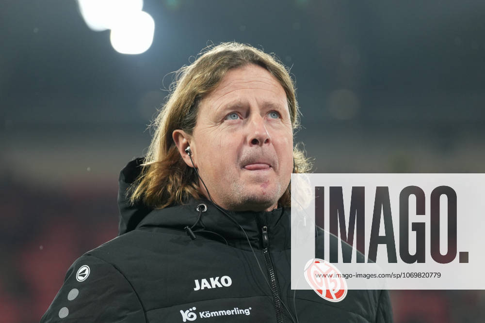 Bo Henriksen 1 FSV Mainz 05, Head Coach , Germany, Football, 1 Bundesliga, Matchday 12, 2025 2026, SC Freiburg vs 1 FSV Mainz 05, 30 11 2025, Europa Park Stadion, Freiburg, Germany DFL REGULATIONS PROHIBIT ANY USE OF PHOTOGRAPHS AS IMAGE SEQUENCES AND OR QUASI VIDEO Freiburg Europa Park Stadion Baden Württemberg Germany