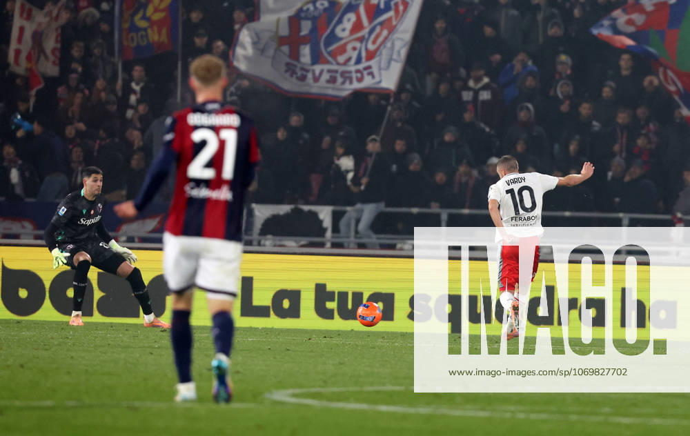 Cremoneses Jamie Vardy goal fight for the ball with Bolognas during the Serie A soccer match between Bologna and Cremonese at the Renato DallAra Stadium in Bologna -Monday, December 1, 2025. - Soccer .