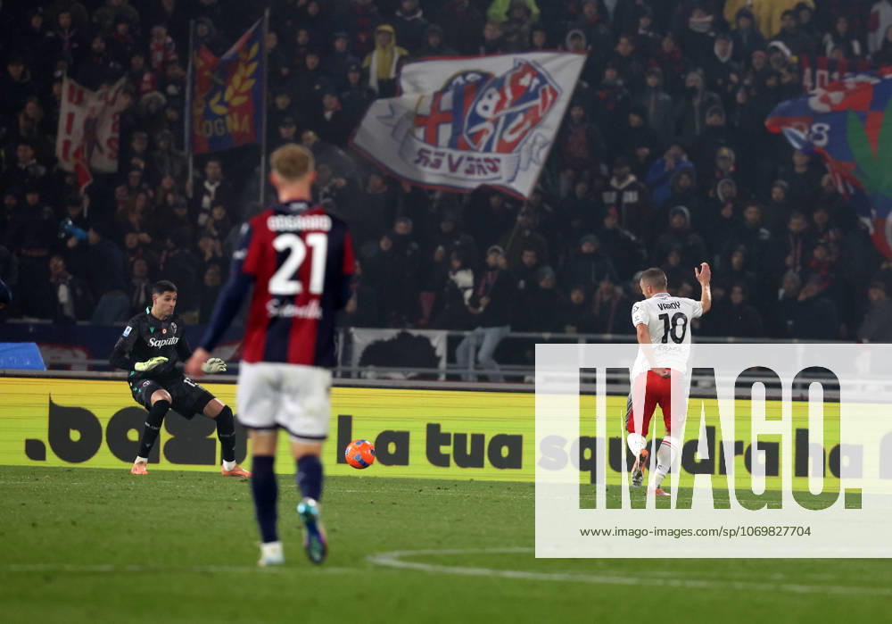 Cremoneses Jamie Vardy goal fight for the ball with Bolognas during the Serie A soccer match between Bologna and Cremonese at the Renato DallAra Stadium in Bologna -Monday, December 1, 2025. - Soccer .
