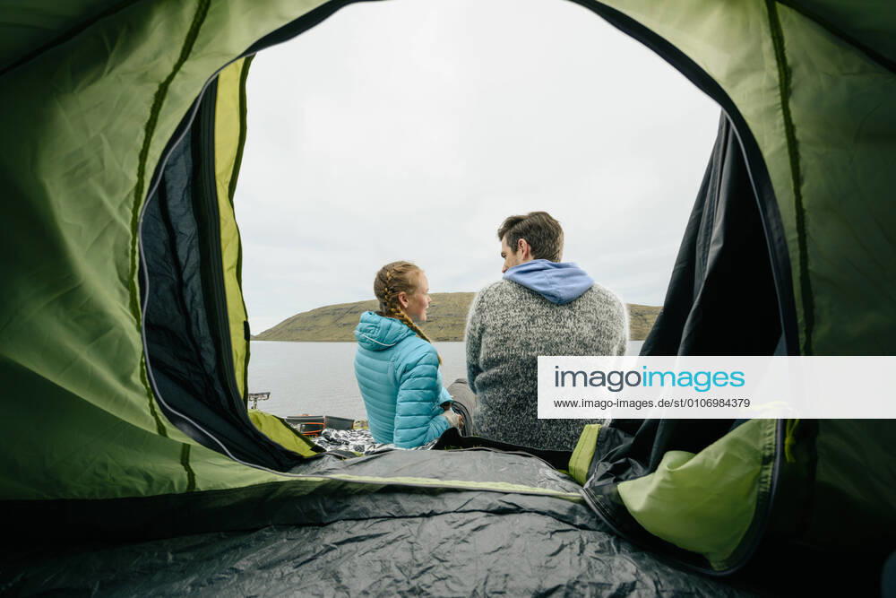 Couple resting near tent on seashore Sandavágur, Vága Municipality, Faroe Islands CR_OSBJ201122A-555964-01 ,model released, Symbolfoto