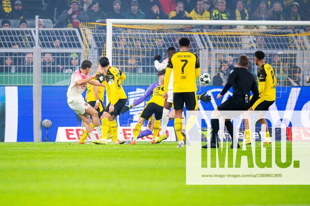 Soccer, 2025 2026, DFB Cup, Round of 16, Borussia Dortmund Bayer 04 Leverkusen L Ibrahim Maza Leverkusen scores the goal to 0 1 DFB REGULATIONS PROHIBIT ANY USE OF PHOTOGRAPHS AS IMAGE SEQUENCES AND OR QUASI VIDEO
