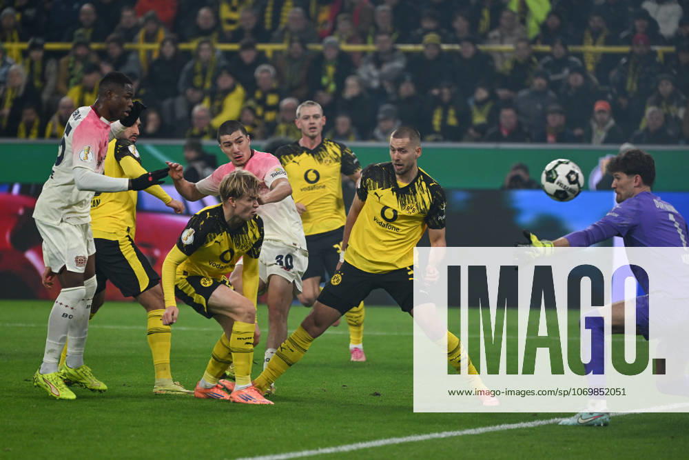 Fußball DFB Pokal Achtelfinale, Borussia Dortmund Bayer 04 Leverkusen, v l Ibrahim Maza Leverkusen, 30 schiesst Tor, schießt, Torschuetze, erzielt Tor, Treffer, scores the goal 0 1 Dortmund