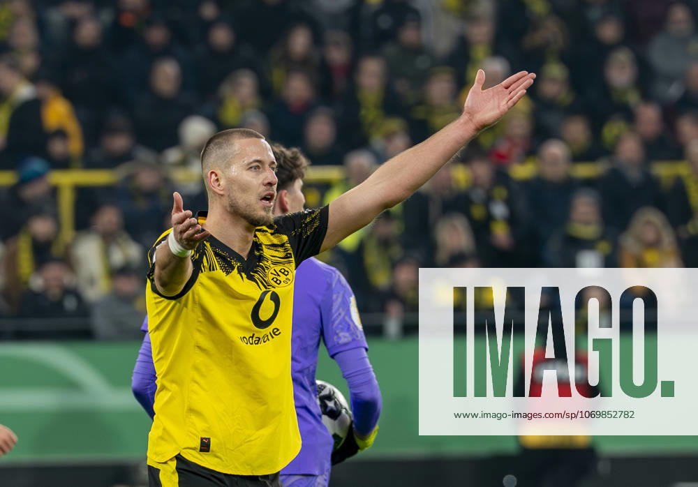 Waldemar ANTON Borussia Dortmund, 3 reklamiert, complain Borussia Dortmund Bayer Leverkusen, DFB Pokal Achtelfinale Round of 16 in Dortmund, Signal Iduna Park DFL regulations prohibit any use of photographs as image sequences and or quasi video