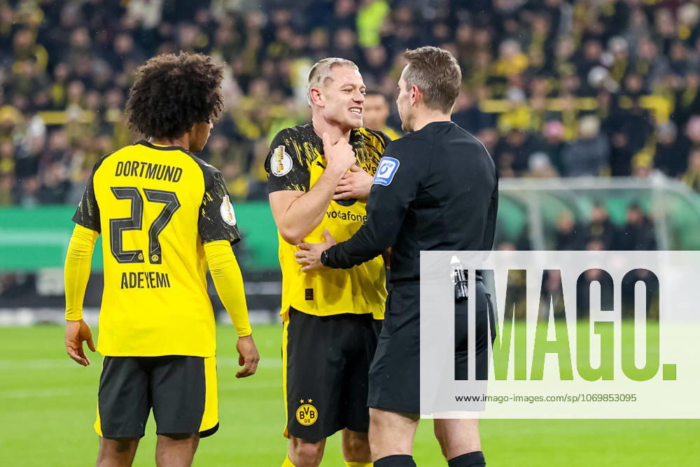 Julian Ryerson Borussia Dortmund and referee Tobias Stieler GER, Borussia Dortmund vs Bayer Leverkusen, Football, DFB Pokal, Round of 16, Season 2025 2026, 02 12 2025 DFL REGULATIONS PROHIBIT ANY USE OF PHOTOGRAPHS AS IMAGE SEQUENCES AND OR QUASI VIDEO GER, Borussia Dortmund vs Bayer Leverkusen, Football, DFB Pokal, Round of 16, Season 2025 2026, 02 12 2025 Dortmund