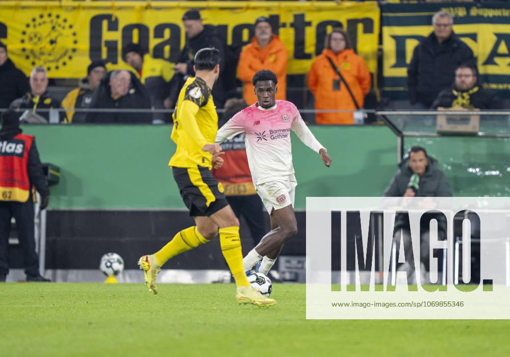 Duel between Ernest POKU Bayer 04 Leverkusen, 19 and Emre CAN Borussia Dortmund, 23 Borussia Dortmund Bayer Leverkusen, DFB Pokal Round of 16 in Dortmund, Signal Iduna Park DFL regulations prohibit any use of photographs as image sequences and or quasi video