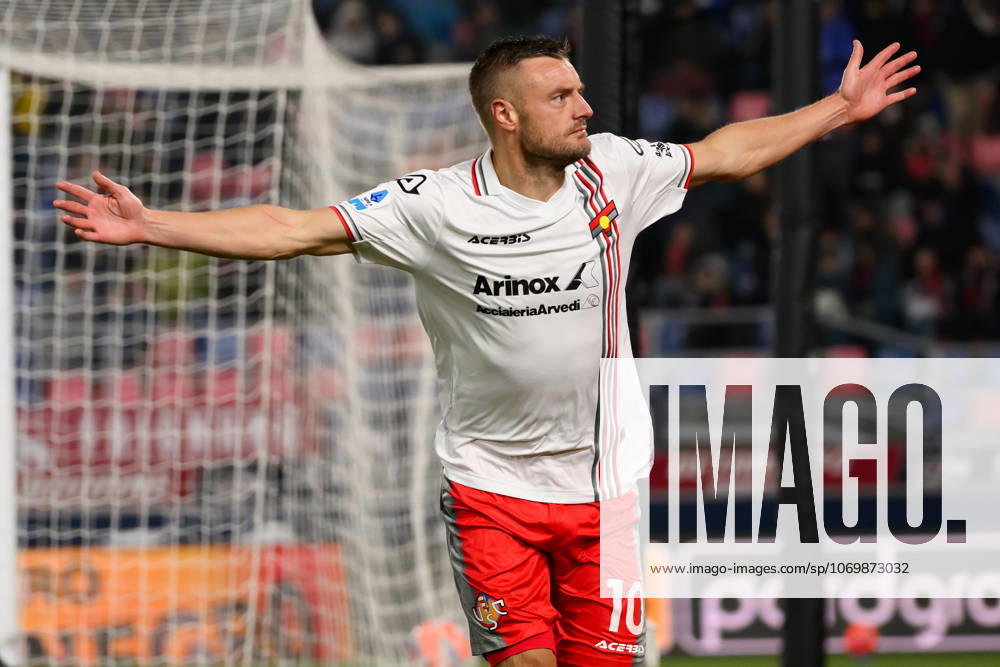 Jamie Vardy of US Cremonese celebrates after scoring the goal of 1-3 during the Serie A 2025 2026 football match between Bologna FC and USC Cremonese at Renato dall Ara stadium in Bologna (Italy), December 1, 2025. AndreaxStaccioli
