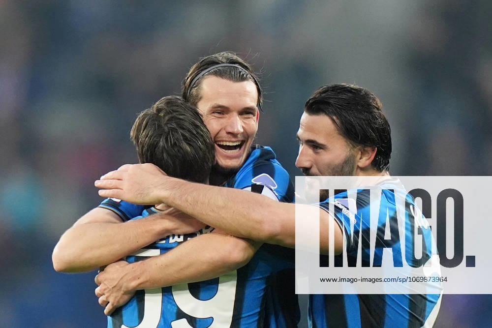 Atalantas Marten de Roon celebrates after scoring 2-0 during the Frecciarossa Italian Cup 2025 2026 soccer match between Atalanta and Genoa at New Balance Arena in Bergamo , North Italy , Wednesday , December 03 , 2025. - Soccer