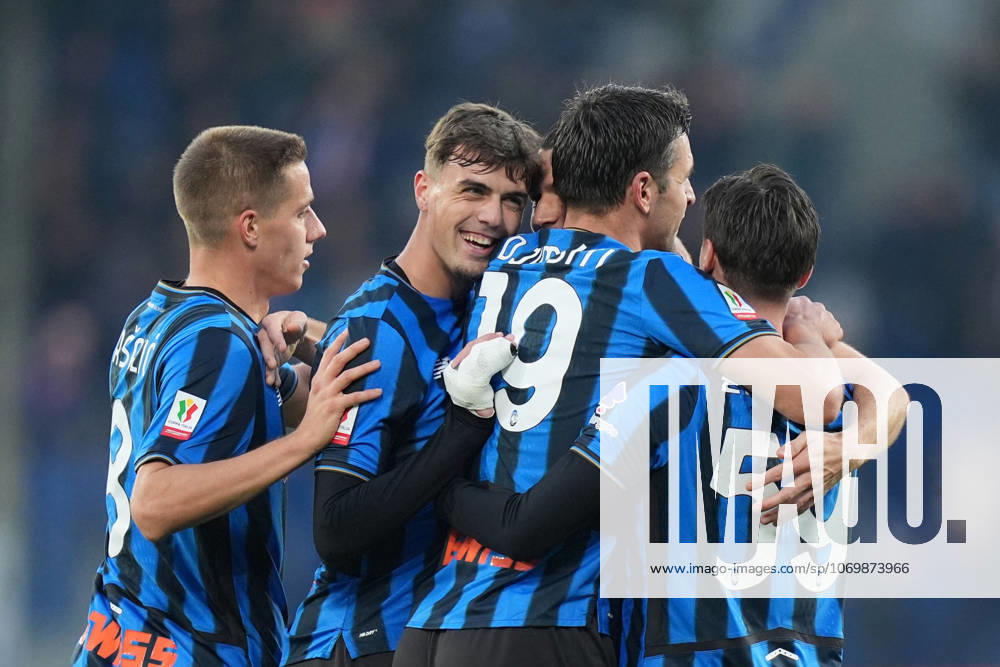 Atalantas Marten de Roon celebrates after scoring 2-0 with Atalanta s Mario Pasalic , Atalanta s Daniel Maldini during the Frecciarossa Italian Cup 2025 2026 soccer match between Atalanta and Genoa at New Balance Arena in Bergamo , North Italy , Wednesday , December 03 , 2025. - Soccer