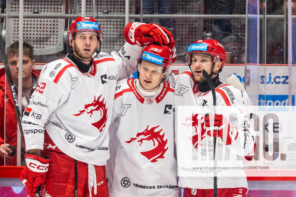 Utkani 7. kola hokejove extraligy: HC Ocelari Trinec - Mountfield Hradec Kralove, 3. prosince 2025, Trinec. Zleva Martin Marincin z Trince, Matej Kubiesa z Trince a Marian Adamek z Trince. (CTKxPhoto VladimirxPrycek) CTKPhotoP2025120307054 CTKPhotoP2025120307054