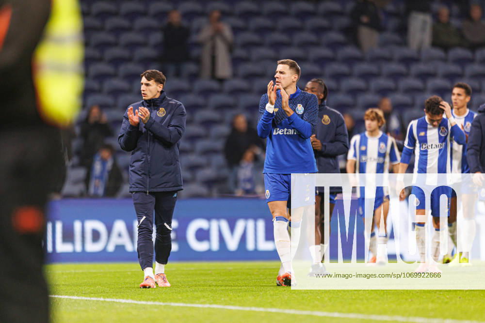 Jakub Kiwior and Jan Bednarek seen during Taca Da Liga 25 26 quarterfinal between teams of FC Porto and Vitoria SC (Bernardo Benjamim Ball Raw Images) Porto Estadio do Dragao Portugal