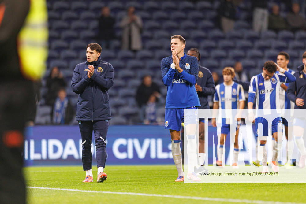 Jakub Kiwior and Jan Bednarek seen during Taca Da Liga 25 26 quarterfinal between teams of FC Porto and Vitoria SC (Bernardo Benjamim Ball Raw Images) Porto Estadio do Dragao Portugal