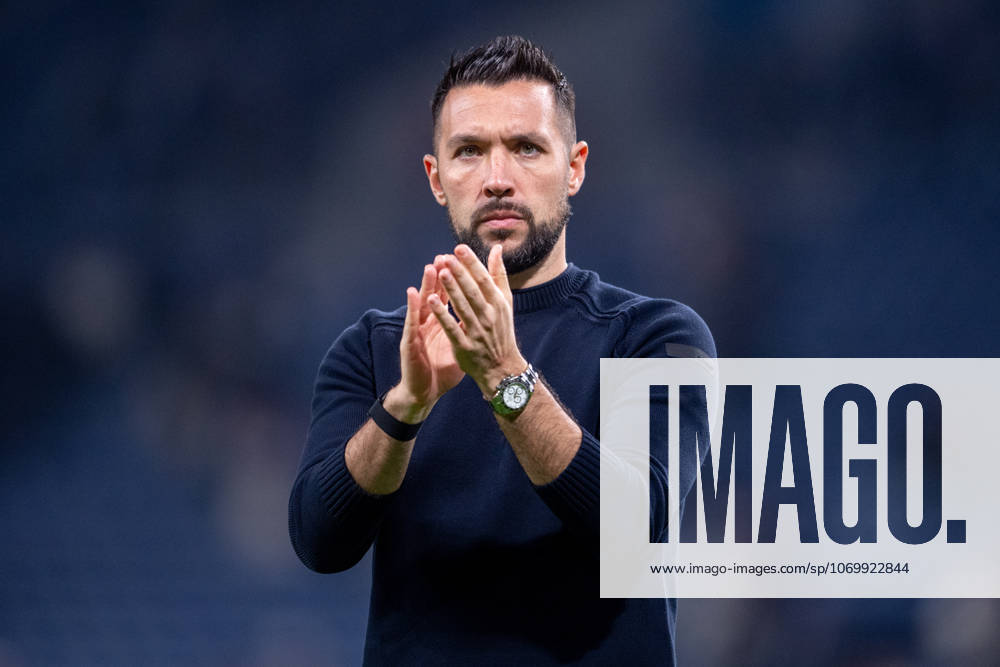 FC Porto v Vitoria SC - Primeira Liga In Porto, Portugal, on November 30, Francesco Farioli, head coach of FC Porto, thanks the fans for their support after the loss during the Allianz Cup 2025 26 match between FC Porto and Vitoria SC at Estadio do Dragao on December 4, 2025, in Porto, Portugal Porto Portugal