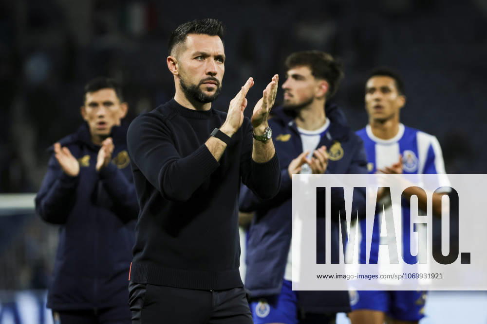 Coach Francesco Farioli seen during the Allianz Cup football match between FC Porto and Vitoria de Guimaraes, at the Estadio do Dragao. Final score; FC Porto 1:3 Vitoria de Guimaraes Porto Portugal - ZUMAs197 20251204_aaa_s197_655