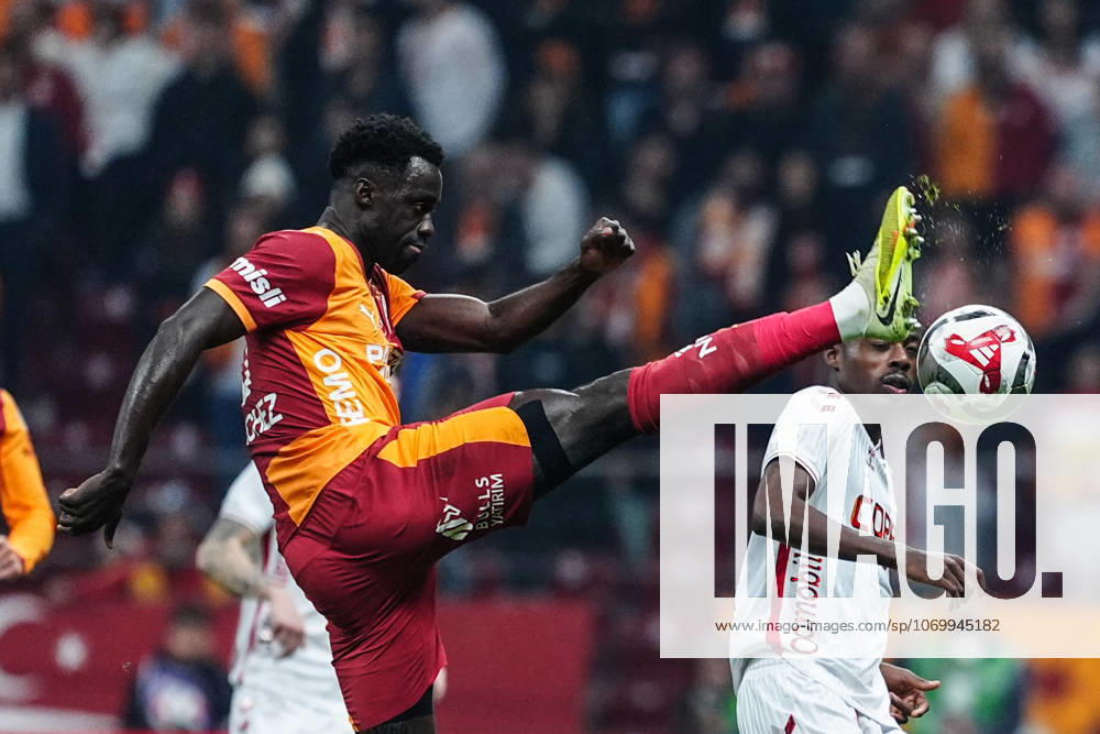 Galatasaray v Samsunspor - Turkish Super Lig ISTANBUL, TURKIYE - DECEMBER 5: Davinson Sanchez (L) of Galatasaray in action against Anthony Musaba (R) of Samsunspor during Turkish Super Lig week 15 football match between Galatasaray and Samsunspor at RAMS Park in Istanbul, Turkiye on December 5, 2025. Bunyamin Celik Anadolu Istanbul Turkey. Editorial use only. Please get in touch for any other usage.
