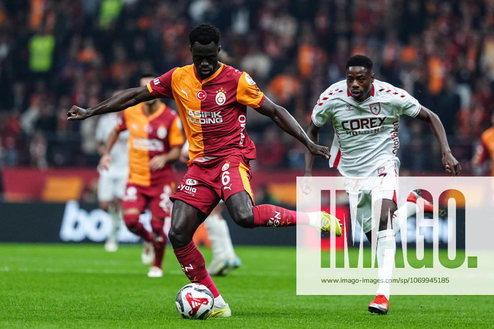 Galatasaray v Samsunspor - Turkish Super Lig ISTANBUL, TURKIYE - DECEMBER 5: Davinson Sanchez (L) of Galatasaray in action against Anthony Musaba (R) of Samsunspor during Turkish Super Lig week 15 football match between Galatasaray and Samsunspor at RAMS Park in Istanbul, Turkiye on December 5, 2025. Bunyamin Celik Anadolu Istanbul Turkey. Editorial use only. Please get in touch for any other usage.