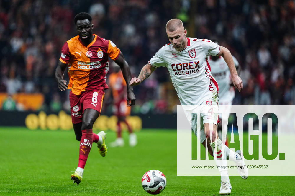 Galatasaray v Samsunspor - Turkish Super Lig ISTANBUL, TURKIYE - DECEMBER 5: Davinson Sanchez (6) of Galatasaray in action against Rick van Drongelen (4) of Samsunspor during Turkish Super Lig week 15 football match between Galatasaray and Samsunspor at RAMS Park in Istanbul, Turkiye on December 5, 2025. Bunyamin Celik Anadolu Istanbul Turkey. Editorial use only. Please get in touch for any other usage.
