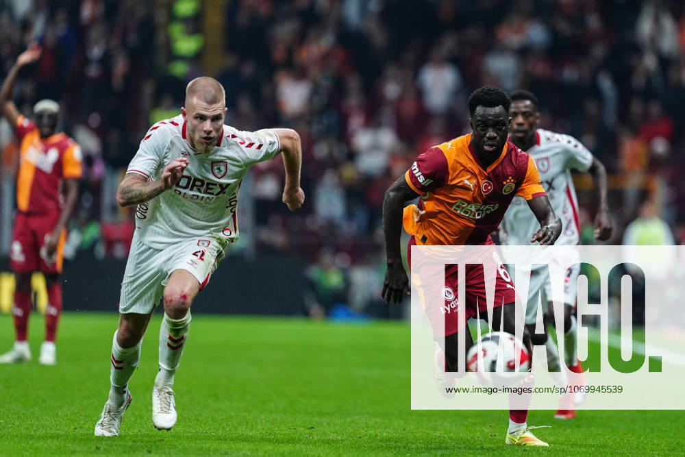Galatasaray v Samsunspor - Turkish Super Lig ISTANBUL, TURKIYE - DECEMBER 5: Davinson Sanchez (6) of Galatasaray in action against Rick van Drongelen (4) of Samsunspor during Turkish Super Lig week 15 football match between Galatasaray and Samsunspor at RAMS Park in Istanbul, Turkiye on December 5, 2025. Bunyamin Celik Anadolu Istanbul Turkey. Editorial use only. Please get in touch for any other usage.