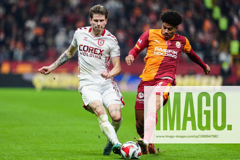 Galatasaray v Samsunspor - Turkish Super Lig ISTANBUL, TURKIYE - DECEMBER 5: Gabriel Sara (R) of Galatasaray in action against Logi Tomasson (L) of Samsunspor during Turkish Super Lig week 15 football match between Galatasaray and Samsunspor at RAMS Park in Istanbul, Turkiye on December 5, 2025. Bunyamin Celik Anadolu Istanbul Turkey. Editorial use only. Please get in touch for any other usage.